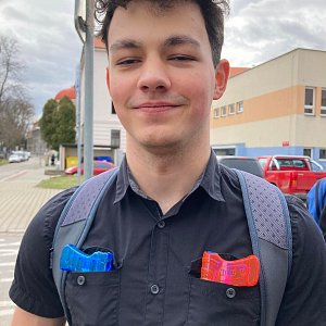 Doprovodná akce s vodními pistolkami během návštěvy divadelního přesvědčení