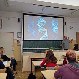 Proč studujeme genomy?