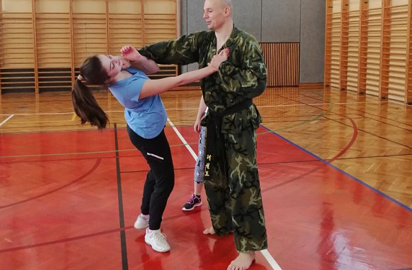 Vojenský výcvik v hodinách tělesné výchovy